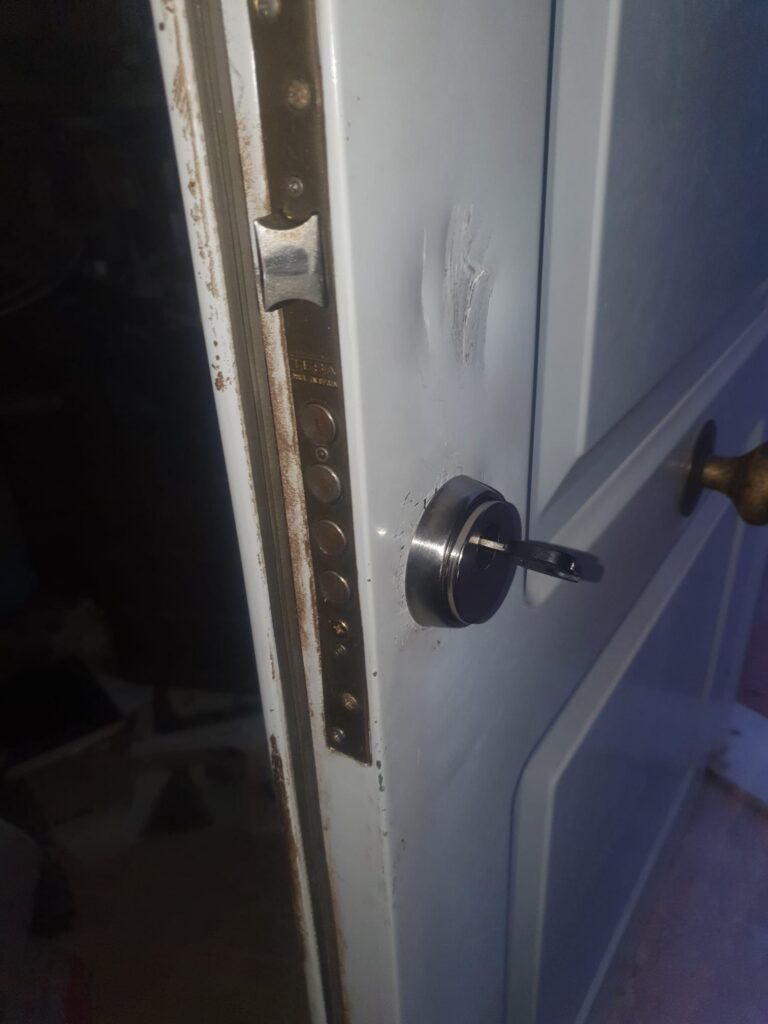 Apertura de puertas Casa Blanca